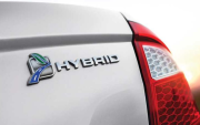 El paquete de baterías de alto voltaje es el corazón del auto híbrido; su gestión térmica y de carga es clave para alcanzar una vida útil superior a los 250,000 km.