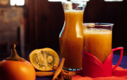 El canelazo, una mezcla caliente de aguardiente, panela, canela y jugo de fruta (a menudo naranjilla), se ha convertido en el orgullo ecuatoriano al entrar al Top 10 de cócteles de TasteAtlas 2025.