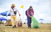Limpieza. Trabajadores y voluntarios limpiaron la playa.
