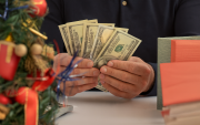 El bono navideño se entrega cada año a los trabajadores bajo relación de dependencia, tanto en el sector público como en el privado.