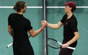 El italiano Jannik Sinner (d) aplastó al alemán Alexander Zverev (i) para avanzar a la final del Masters 1.000 de París