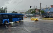 Emergencia. En El Condado, norte de Quito, las fuertes lluvias provocaron inundaciones en la Av. Mariscal Sucre.