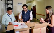 El presidente del IESS, Edgar Lama, entregó unas cajas con medicinas, según informó el Seguro.
