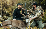 Luego de la caza, con su rifle en mano y junto al cazador Cameron Hanes en Oregon.