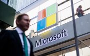 Una persona camina al pie de una tienda de Microsoft en Nueva York, en Estados Unidos.