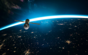 Referencia de un satélite comercial en el espacio, reflejo del papel estratégico de la industria aeroespacia
