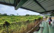 Descuido. Lo que a simple vista puede parecer un bosque, no es más que el diamante de béisbol del CEAR de Rioverde atestado de maleza y vegetación. Así hay más.