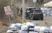Militares resguardan los alrededores de la cárcel El Encuentro en Santa Elena, mientras continúan los traslados de presos catalogados de alta peligrosidad.