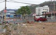 Los dos terrenos en los que se propone construir un condensador social están entre el edificio del Municipio de Durán y el río Guayas.
