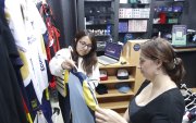 Subsistencia. Daniela es arquitecta, pero lleva seis meses trabajando en una tienda de ropa.