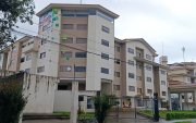 Cuenca. El edificio principal del CEAR azuayo solo una parte es habitada. La misma fachada del lugar luce descuidada y cuarteada, con pedazos de construcción que se han desprendido