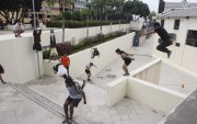 Acostumbran hacer sus calentamientos en las cercanías del cerro Santa Ana, en el centro de Guayaquil, antes de explorar los edificios.