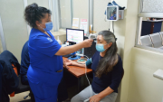 Emerita Rodríguez se atiende en el centro de salud de La Magdalena, en el sur de Quito.