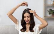 El hair oiling, la práctica de aplicar aceites naturales en el cuero cabelludo y el largo del pelo,