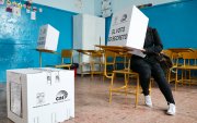 Una persona vota para el referéndum este domingo, en Quito (Ecuador).