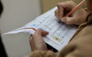 Un jurado electoral realiza el conteo de votos del referéndum este domingo, en Quito (Ecuador).