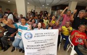 Un grupo de adultos mayores piden que la devolución del IVA  en la fecha que la ley determina.