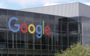 Un cartel de Google en el Googleplex, el complejo que alberga la sede corporativa de Google y su empresa matriz, Alphabet Inc., en Mountain View, California (EE.UU.).