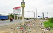 La ciudadanía también hace mala disposición de los desechos, pese a que hay letreros advierten no hacerlo.