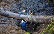 Trabajadores realizaron en el pasado arreglos en el oleoducto que se vio afectado por el invierno.