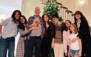 Bruce Willis junto a su familia. Demi Moore y Emma Feming están a su lado. Sus hijas lo acompañan.