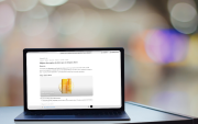 Una computadora portátil muestra en pantalla la nueva función shopping research de ChatGPT, que analiza descuentos en productos de skin care y genera guías de compra personalizadas en tiempo real.