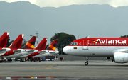 Fotografía de archivo que muestra un avión de la aerolínea Avianca aterrizando en el aeropuerto El Dorado, en Bogotá (Colombia).