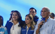 El aspirante presidencial del Partido Nacional, Nasry Asfura, ofrece declaraciones durante una rueda de prensa este domingo en Tegucigalpa (Honduras)