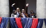 Daniel Noboa salió al balcón del Palacio de Gobierno por media hora y saludó con los asistentes.