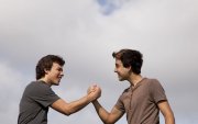 El bromance redefine la amistad masculina en medio de una creciente crisis de soledad que afecta a millonesv