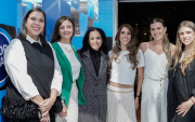 María Eugenia Mosquera, brand lead de Banco Guayaquil, junto a las representantes de los emprendimientos ganadores de la tercera fase del Amex Shop Small Pop Up.