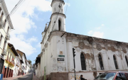En esta edificación, entre las calles Olmedo, Benalcázar, Manabí y Cuenca funcionó el Colegio Simón Bolívar, en Quito.