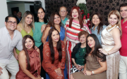 Amigos y familiares se reunieron alrededor de una mesa festiva especialmente preparada para el festejo.