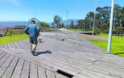 En el parque de La Luz las pasarelas están destruidas y en algunos sitios hay huecos.