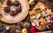 Postres festivos que impresionan con poco esfuerzo. Descubre recetas elegantes como el Tart de Arándano Crujiente y soluciones rápidas como el Tiramisú Dip