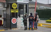 Por esta garita ingresaron los tipos armados a Colinas de Los Ceibos, cuyos residentes no quisieron dar declaraciones. Los guardias aseguraron que fueron sorprendidos porque pensaban que se trataba de un operativo.