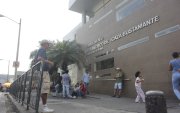 Preocupación. Padres con hijos con acondroplasia acuden a este hospital para tratar de acceder al fármaco.