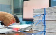 Referencial.Un funcionario escanea documentos en una agencia del Registro Civil, donde se habilitó la atención sin turno para obtener cédulas y pasaportes antes de Navidad.