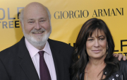 el 17 de diciembre de 2013 en la que el director estadounidense Rob Reiner y su esposa Michele Singer asisten al estreno de The Wolf of Wall Street.