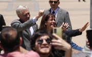 El presidente electo de Chile, José Antonio Kast (i), saluda junto a su esposa, María Pía Adriasola, a su salida del Palacio de la Moneda este lunes, en Santiago (Chile).