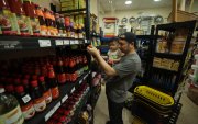 Despensas. En lo que se denominará Barrio Chino, varios locales expenden productos gastronómicos asiáticos que son adquiridos por extranjeros y ecuatorianos.