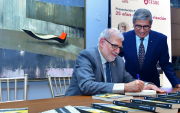 Alberto Dahik firma el libro de Byron San Miguel.