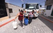 Todo tipo de recipiente es válido para recoger el agua. Vecinos aseguran que en el año tienen el servicio en la madrugada.