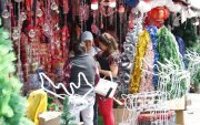 Los colores y objetos decorativos de la Navidad se posan en distintos puntos de la ciudad, con conciertos y ferias, para atraer a los visitantes.