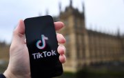 El logotipo de TikTok en un teléfono celular.