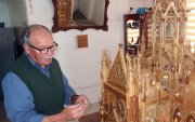 Artesano. El artesano Carlos Tapia replicó la Basílica en maderas como pino, laurel, cedro, nogal, canelo, colorado y bambú.