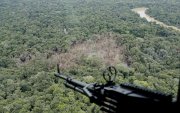 Fotografía aérea donde se observa una zona en la que se ubicaba un campamento de las disidencias de las FARC, bombardeado por el Ejército de Colombia en el Guaviare (Colombia).