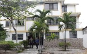 Escena. El departamento ubicado en Sauces, al norte de Guayaquil, fue el sitio donde se cometió el insólito hecho. Vecinos no lo podían creer.