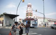 Suroeste. Tres ciudadanas cruzan por la calle A, diagonal a la iglesia del Cristo del Consuelo, templo que pertenece a la parroquia Febres Cordero.