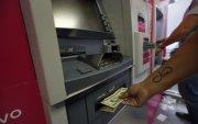 Una opción en los días de feriado es usar los cajeros automáticos de los bancos, donde se puede retirar y depositar.